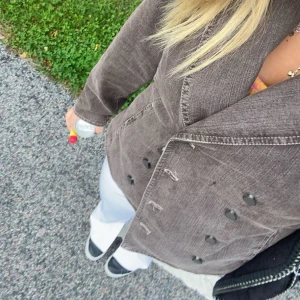 Kappa - Supersnygg kappa i jeans material. Fin grå brun färg🤎