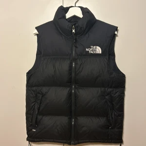 The North Face väst - Sparsamt använd, som ny. Kontakta vid frågor. Storlek S