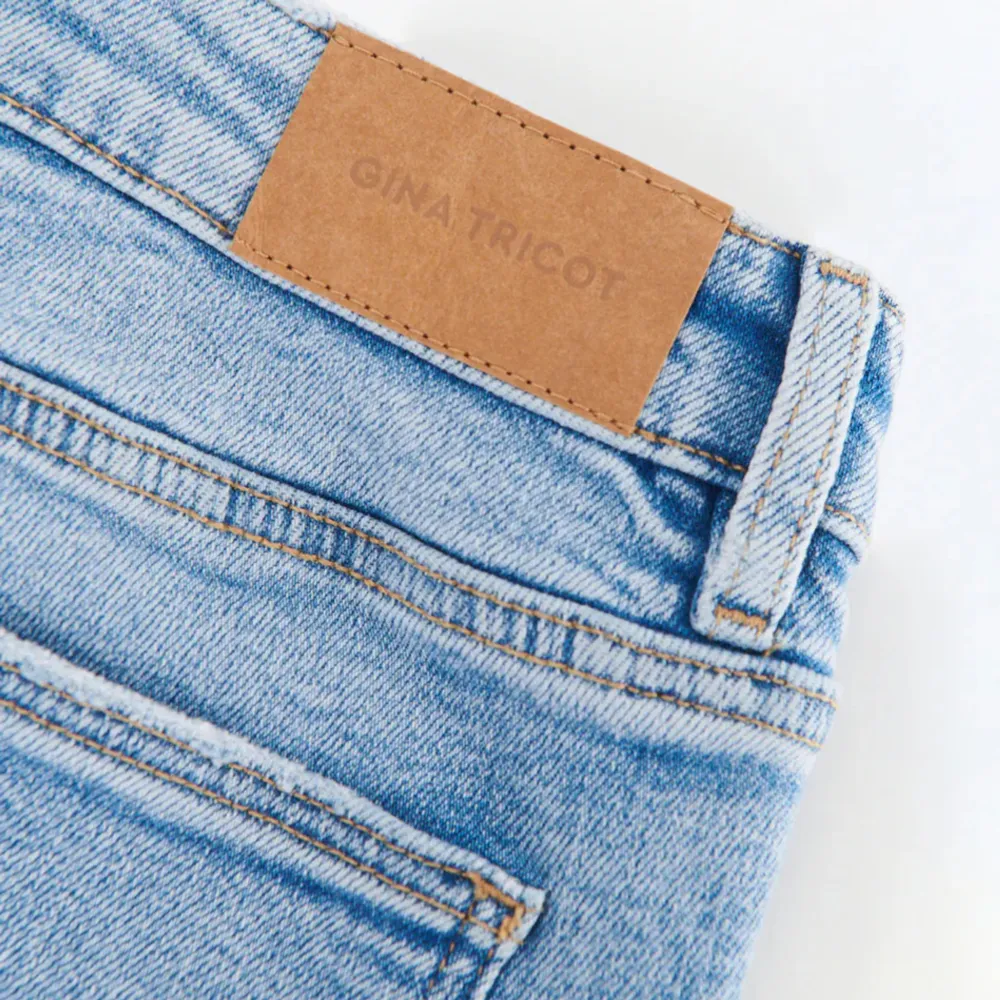 Säljer för att dem är för små för mig, jätte bra skick❤️köpte för 299kr❤️. Jeans & Byxor.