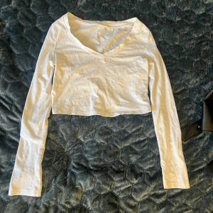 Vit långärmad topp - Jag säljer min vita långärmade topp som jag aldrig har använt. Köpte den från SHEIN men den var för liten för mig. Den har dock jätte skönt material.