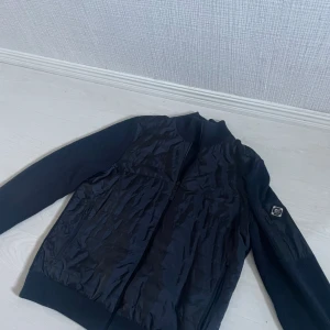 J. Lindeberg Cardigan  - Jag säljer en superfräsh J. Lindeberg Cardigan som passar perfekt nu till våren! Den är endast använd några gånger och har inga skador på sig. Färg: Mörkblå Storlek: M Skick: 10/10 Byten funkar också! 