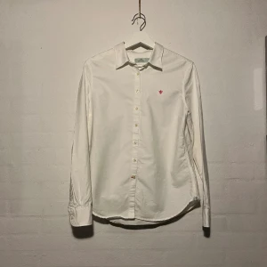 Morris skjorta - - Märke: Morris  - Modell: skjorta - Färg: vit - Storlek: 40 (Sitter som S) - Skick: bra skicka inga skador 8/10,  Ser ut som en tjej skjorta men den är unisex så passar både killar och tjejer   Nypris: 1000 Pris: 200kr Skriv om ni är intresserade!!!