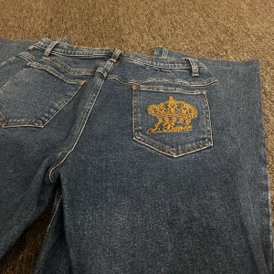 Lågmidjade jeans  - Använda 1-2 gånger! Storleken är oklar men passar mig som har S i byxor och M i jeans💞 (lite stora men inget som kräver skärp), Skriv för fler bilder! Priset kan diskuteras💞