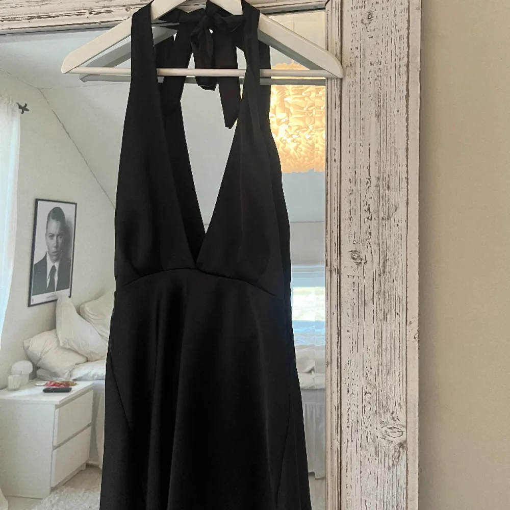 Säljer en så fin slutsåld klänning från zara med öppen rygg och knytning som är helt oanvänd med prislappen kvar!💕. Klänningar.