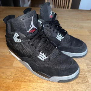 Jordan 4 Retro ”Black Canvas” Stl 46 - Storlek 46 Säljer mina skor då jag inte använder dem längre. Köptes för ett år sedan på merchsweden och har använt dem några gånger. Fint skick men syns att dem inte e helt nya Kvitto finns, kartongen finns inte kvar Köparen betalar frakt