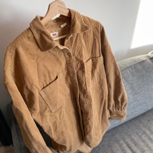 Levis Jackson machesterskjorta  - Oanvänd skön skjorta. L men passar en M 