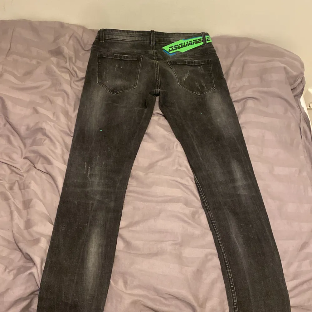 Jag säljer mina dsquared jeans för att dom är för små på mig. Bra skick har inte använt dom på länge.. Jeans & Byxor.