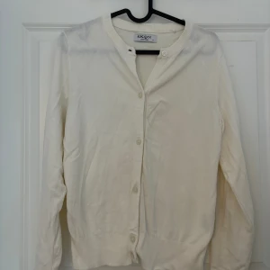 Vit kofta - Vit kofta från skon. Använd 1 gång. Jättefint skick. Jag skulle säga att den är krämvit.  Skriv för mer information!