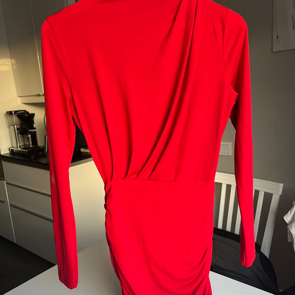 Säljer denna fina röda långärmade klänningen från Gina tricot, utgånget sortiment. Köpt för några år sedan men bara använt den 1 gång tyvärr, växt ut den.. Tryck ej på köp nu, kontakta mig! Samfraktar vid flera köp. . Klänningar.