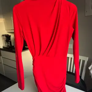 Säljer denna fina röda långärmade klänningen från Gina tricot, utgånget sortiment. Köpt för några år sedan men bara använt den 1 gång tyvärr, växt ut den.. Tryck ej på köp nu, kontakta mig! Samfraktar vid flera köp. 