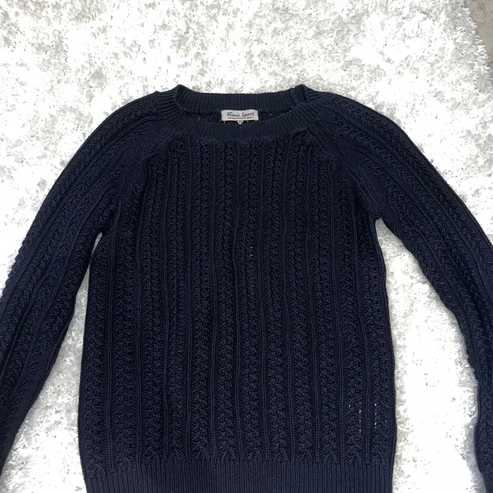 Fin stickad tröja i marinblått perfekt som ett extra lager inför sommaren💙 storlek xs men passar även S!. Tröjor & Koftor.