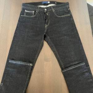 Mörkblåa jeans från Replay. Så bra kvalite att jag köpte två sticken 😅 Modellen är straight, men tycker dem är lite slim-fit. Storlek: W30/L32.  Cond: 9/10