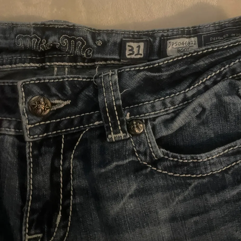 Superfina eftertraktade Miss Me jeans. I superfint skick, ända defekten är att en nit saknas på lappen. Passar lågmidjat och är i modellen ”Boot”. Kan skicka mått om det önskas! Kolla gärna min profil då jag lägger up mycket liknande 💛. Jeans & Byxor.
