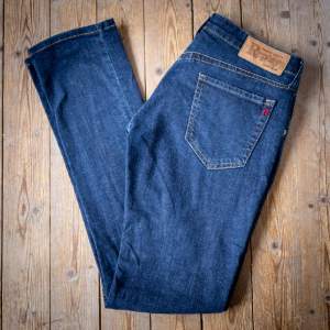 Nu säljer jag dessa feta Replay jeans då jag aldrig använde dom. Dessa är i skick 10/10 men inga defekter!. Hör av er vid intresse. Obs dessa är dammodell.