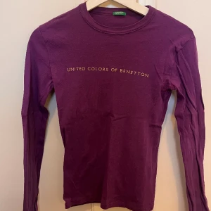 Lila tröja - Lila tröja från united colors of benetton💘