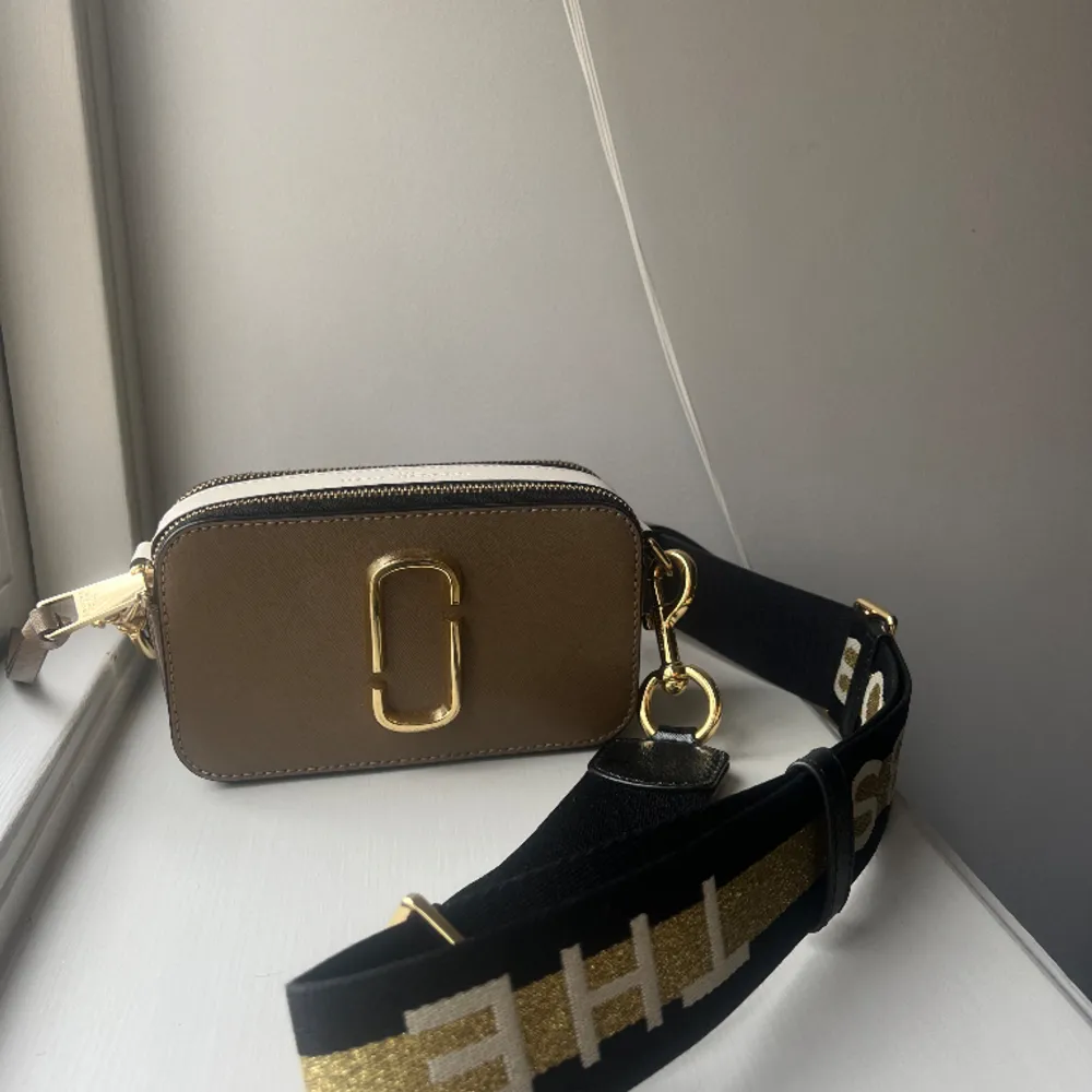 Såå snygg väska från Marc Jacobs använd väldigt få gånger nypris 4192🩷priset kan diskuteras . Laukut & Käsilaukut.