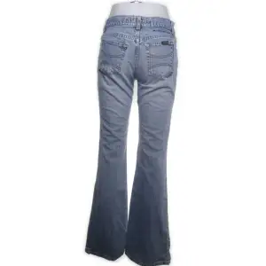 Säljer ett par low rise jeans från lonsdale. Super fina jeans som är köpta på sellpy men tyvärr var de för långa för mig. Innebenslängd: 82. Ena fickan är lite sönder (se sista bilden). Använd gärna köp nu, pris går att diskutera! 🥰🥰