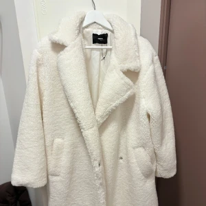 Fluffig kappa - Fluffig vit kappa från bik bok. Änväd 1-3 gånger. Så som helt ny. 