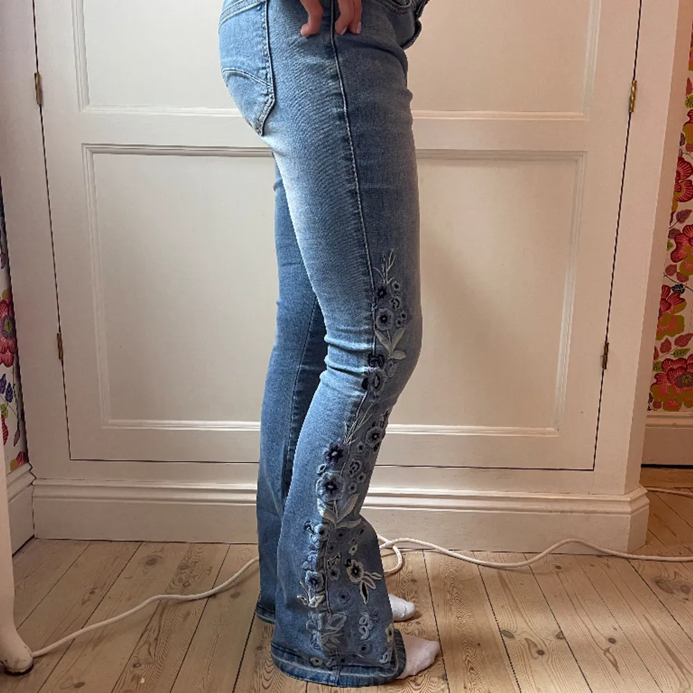 Säljer dessa så snygga lågmidjade jeans☺️☺️ Midjemått: 34 cm Innerbenslängd: 79 cm❤️. Jeans & Byxor.