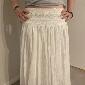 🪸vit långkjol🪸 - Superfin vit långkjol med unika detaljer! Köpt på en secondhandbutik i New York🪩 💕