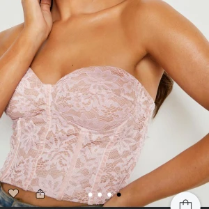 Rosa spets topp - Jättesöt rosa spets topp från boohoo, säljer då den var något för stor, den är endast provad och aldrig använd samt alla lappar kvar🩷 köptes för 270kr