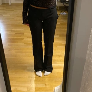 Kostymbyxor  - Super fina svarta lågmidjade kostymbyxor från BikBok, bra kvalitet, skriv privat för fler bilder 