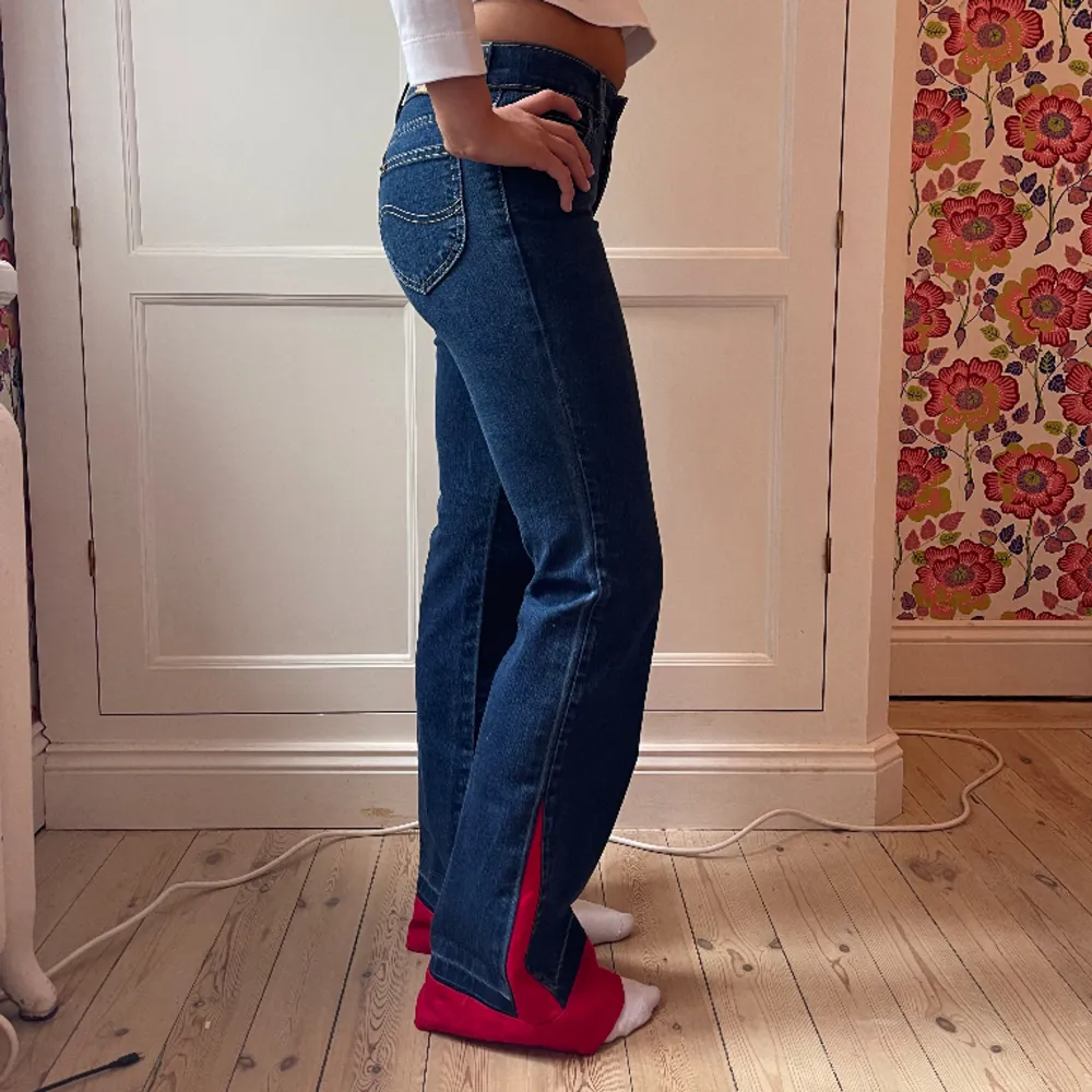 Säljer dessa så snygga lågmidjade jeans från lee☺️☺️🌸🌸midjemått: 34 cm Innerbenslängd: 81 cm. Jeans & Byxor.