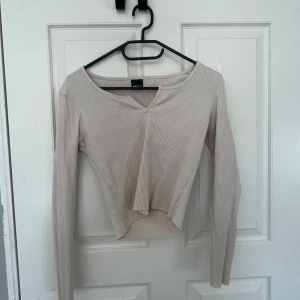 Beige långärmad  - Superfin men tyvärr förliten
