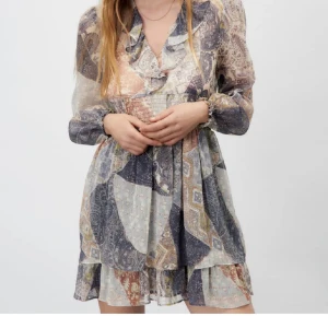 Zara klänning  - Så fin klänning som även är så snygg med en tjocktröja som en kjol!💛använd max 2 ggr, slriv för fler bilder💛köparen står för frakt💛