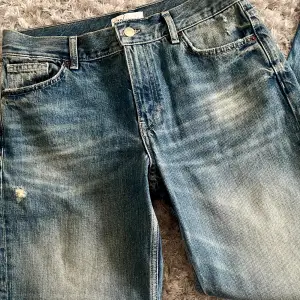 Lågmidjade utsvängda jeans i strl 36/38. Aldrig använda 💗