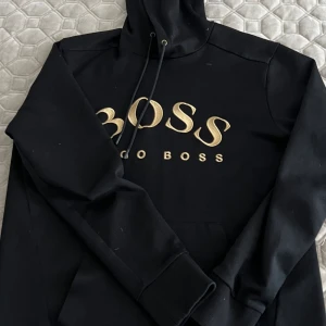 Boss hoddie storlek M - M Nyskick jag hag inte använt den mer än 3/4 gånger 