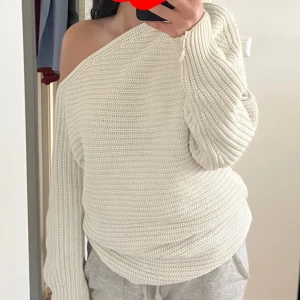 Off shoulder tröja  - Så himla fin, ifrån hm men säljs inte längre. Köptes för 399kr. Storleken som står är xs men jag har M och den passar perfekt💕