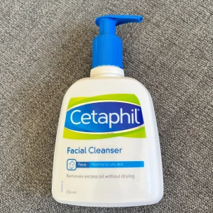 Rengöring  - Helt oanvänd, obruten förpackning. Fick med denna rengöring i från Cetaphil i en Glossybox men då min hud är känslig så har jag valt att inte testa den. 