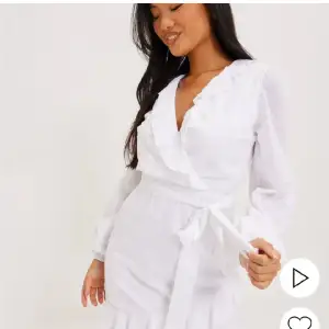 Jättefin vit klänning med lite detaljer och volang från Nelly , använd endast 1 gång och är i nyskick💕slutsåld på hemsidan!