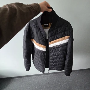 Hugo boss jacka - Sparsamt använd. Köpt för ca 2 mån sen  Man kan vända ut och in på jackan också  Riktigt fräsh