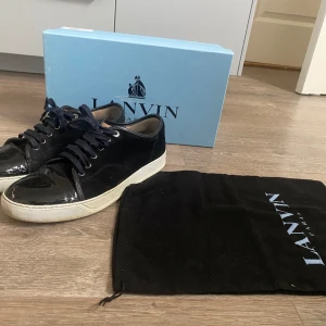 Lanvin  - Säljer mina lanvin i storlek uk 9 vilket motsvarar ungefär 44 skick 8/10 hör av er vid fler frågor 