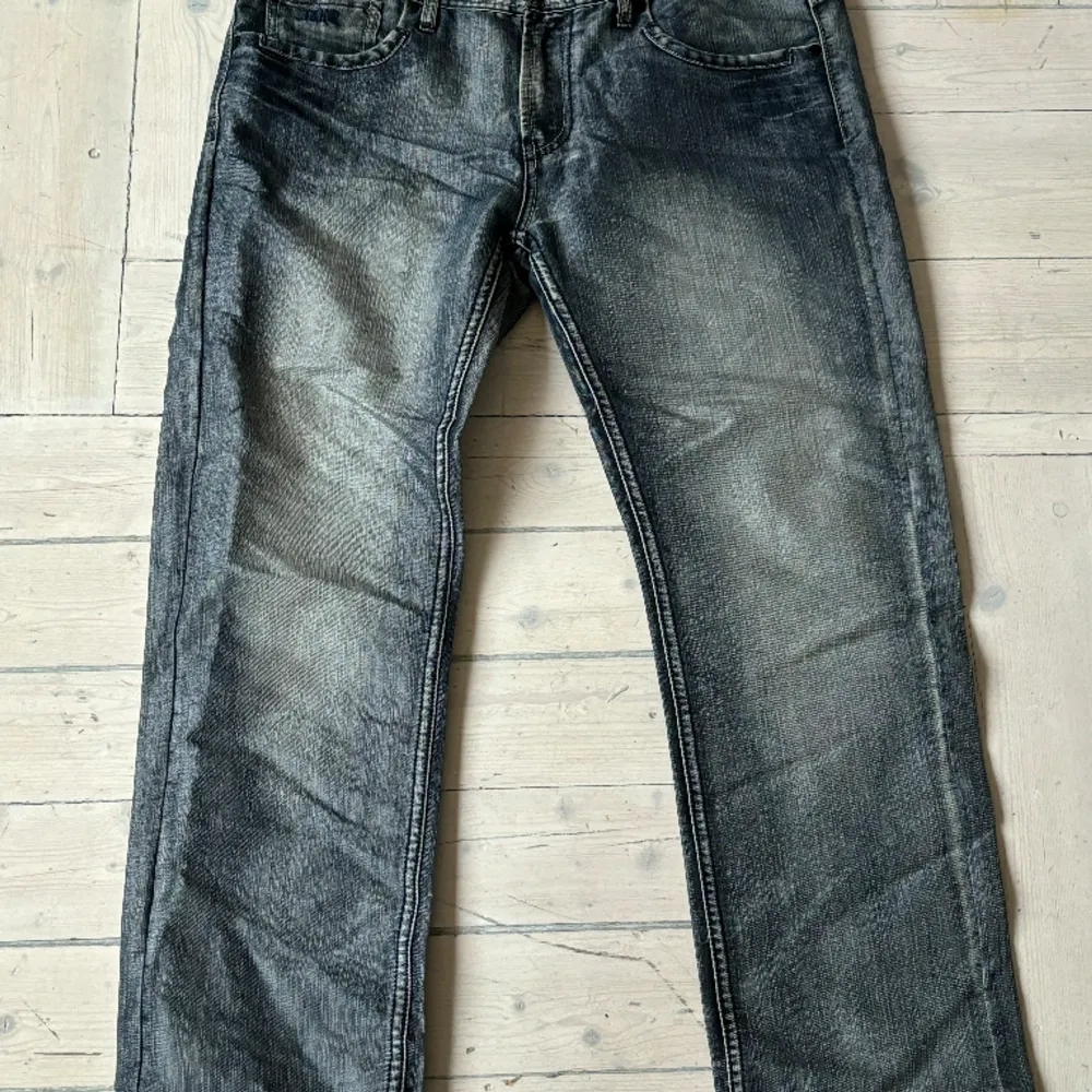 Otroligt snygga jeans med unik wash 🌊 Köpta på secondhand i Spanien och vet inte riktigt vilket märke men de är assnygga. 🔵storlek: 46🔵. Jeans & Byxor.