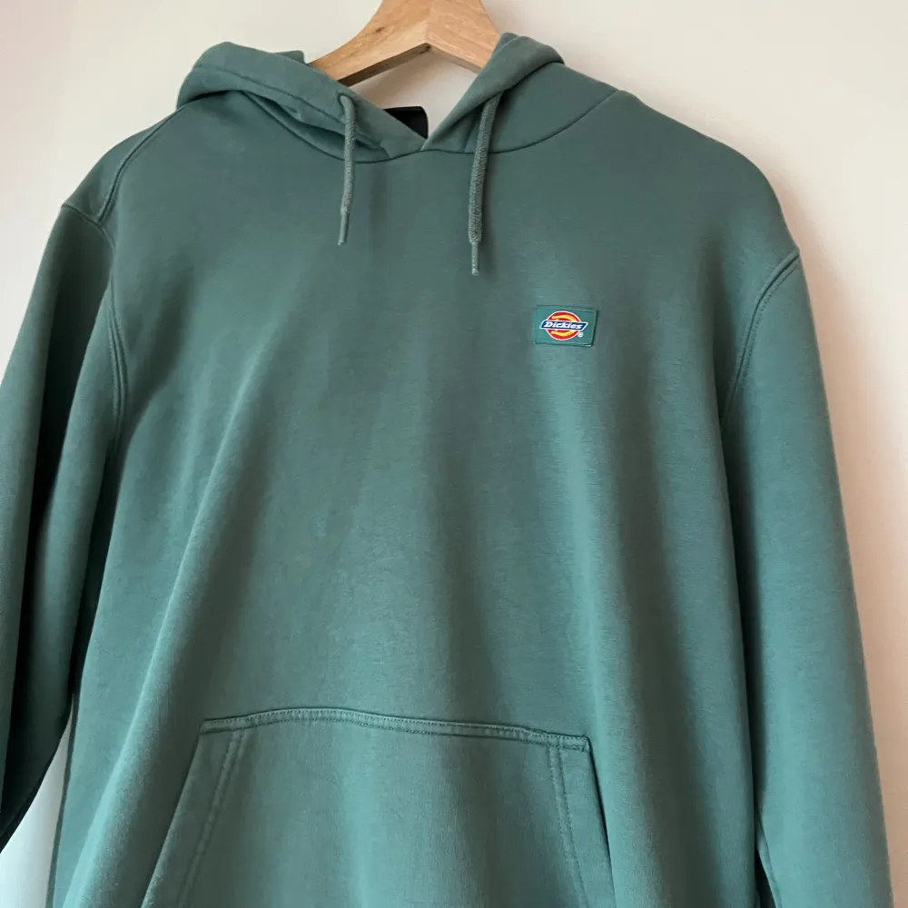 Ganska använd tröja, sick 6,5/10 köpt för över 1000kr iaf. Säljer pga inte kommer till användning.. Hoodies.