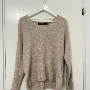 Stickad tröja  - Säljer denna fina stickade tröja, använd ett par gånger. Bra skick💓💓