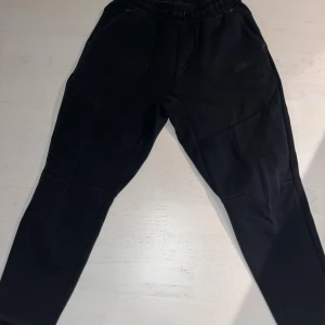 Nike tech byxor  - Knappt använda byxor sick 9/10 köpt för över 1000 kr åtminstone. Säljer varan då det ej kommer till användning. 