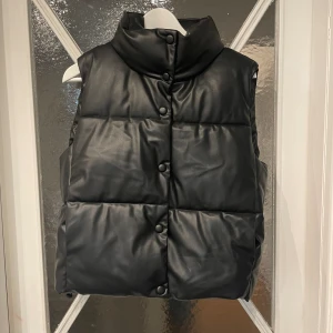 Väst - En jättefin läder/skinn väst som knappt är använd, köpt från Zara. Jag är 183 på bilden💛