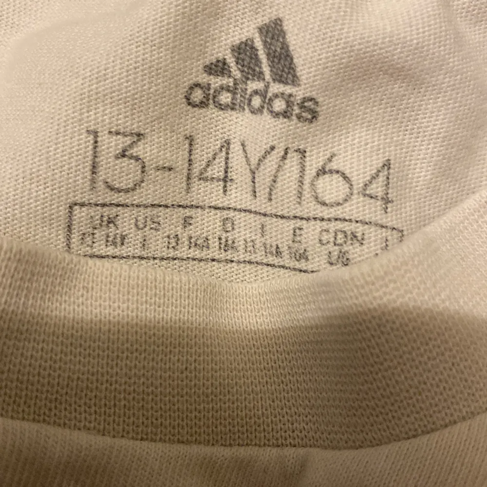Hej!  Säljer en adidas t-shirt stl 13-14 y/ 164. T-shirts.