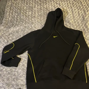 Nocta hoddie - Tja säljer min Nike nocta hoddie som är använd fåtal gånger, den är i nyskick och anledningen varför jag säljer den är för jag inte har någon användning för den 
