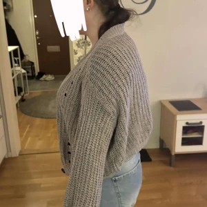 Kofta - Säljer denna fina stickade koftan då jag har två stycken.  Inga defekter. Storlek XS men passar XS- M  