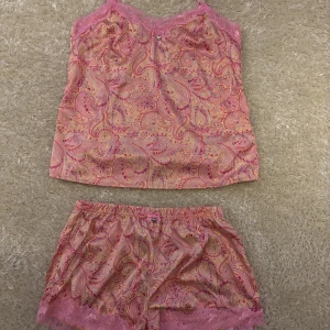 Pyjamasset - Supergulligt pyjamaset med shorts och linne!🧸 Aldrig använt!🙌🏻 Använd gärna köp nu😽