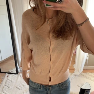 Beige kofta  - Beige gullig kofta med trekvartsärm. Det står ej storlek men skulle säga den passa som s.