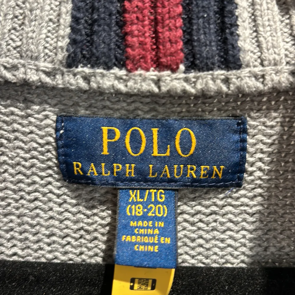 Säljer denna Polo Ralph Lauren full zip då den sällan kommer till användning. Tröjan är XL i barn storlek men sitter som S. Köptes för cirka 1200 kr.  Pris kan diskuteras vid snabb affär.. Tröjor & Koftor.