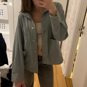 Jätte fin mint grön jeans jacka! - Jätte fin ljus grön jeans jacka! Perfekt till sommaren. Jag har endast använt ett fåtal gånger och älskar den. Säljer pga att jag ej använder offta. Köpt för 300 säljer därför för endast 150kr