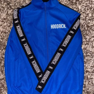 Hoodrich zip tröja blå - 10/10 skick aldrig använd. Storlek S