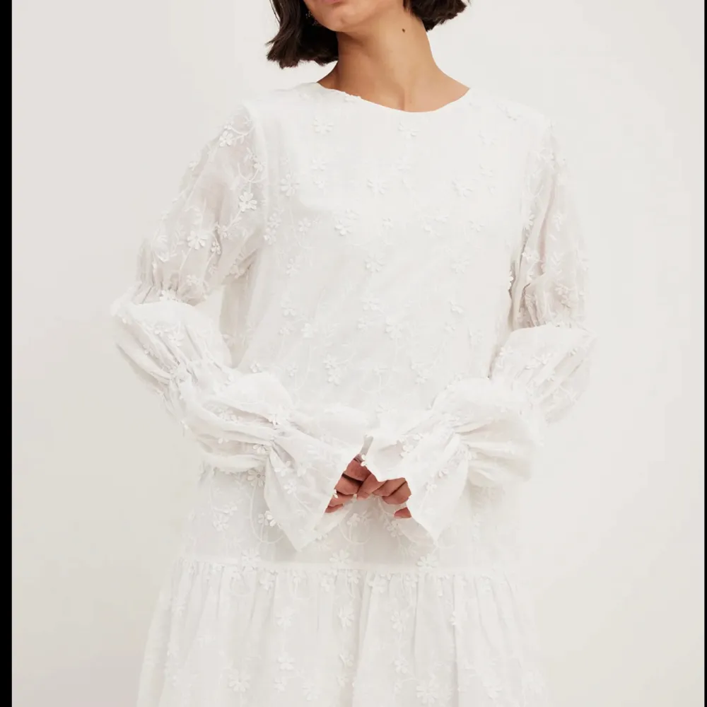  vit klänning från NA-KD. helt ny med prislapp kvar. . Klänningar.